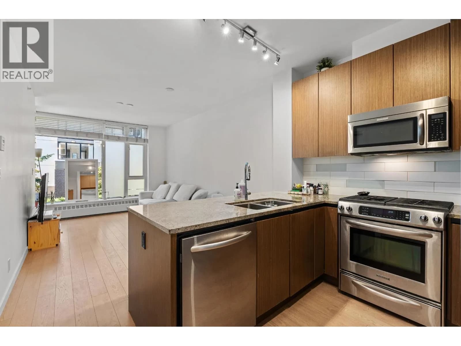 #205 135 W 2ND STREET, North Vancouver, BC photo 4