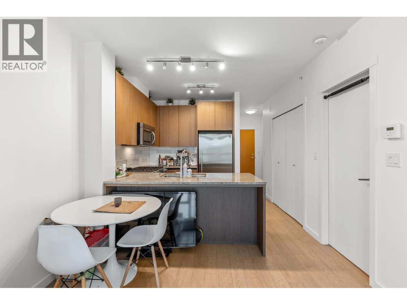 #205 135 W 2ND STREET, North Vancouver, BC photo 5