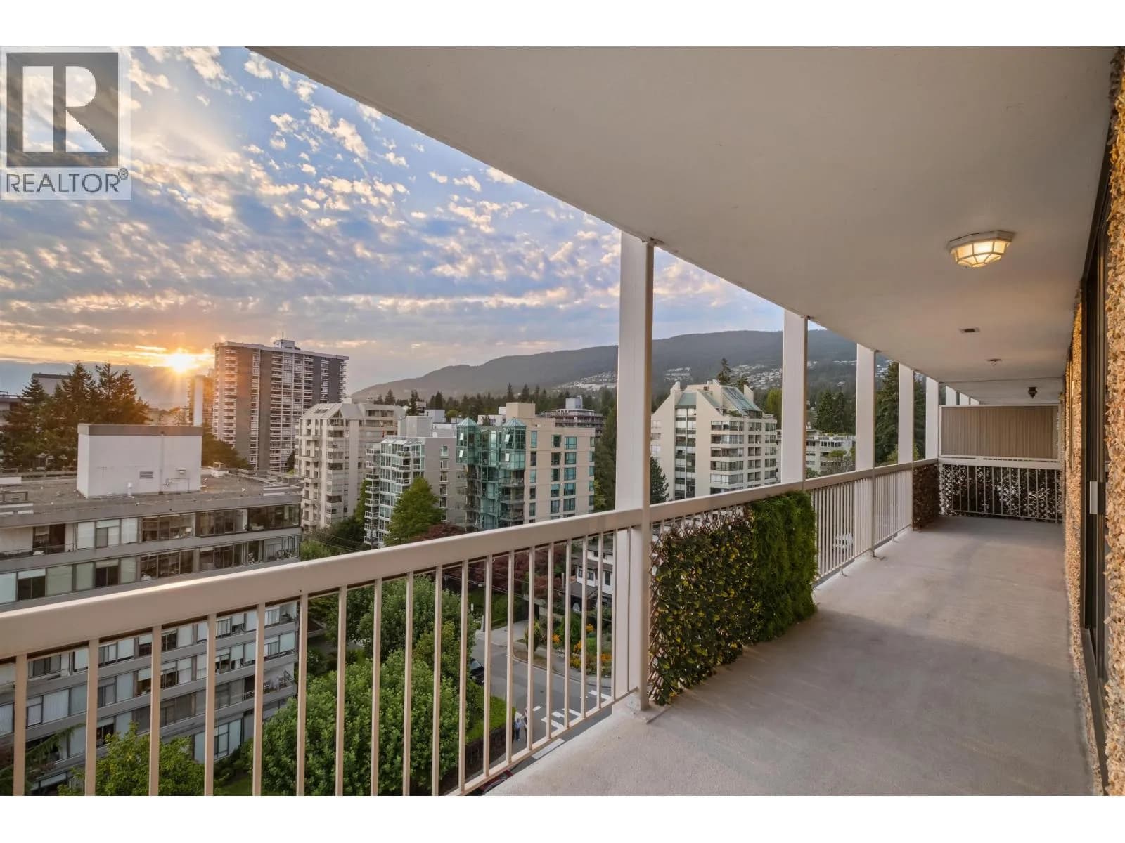 #902 1390 DUCHESS AVENUE, West Vancouver, BC photo 3