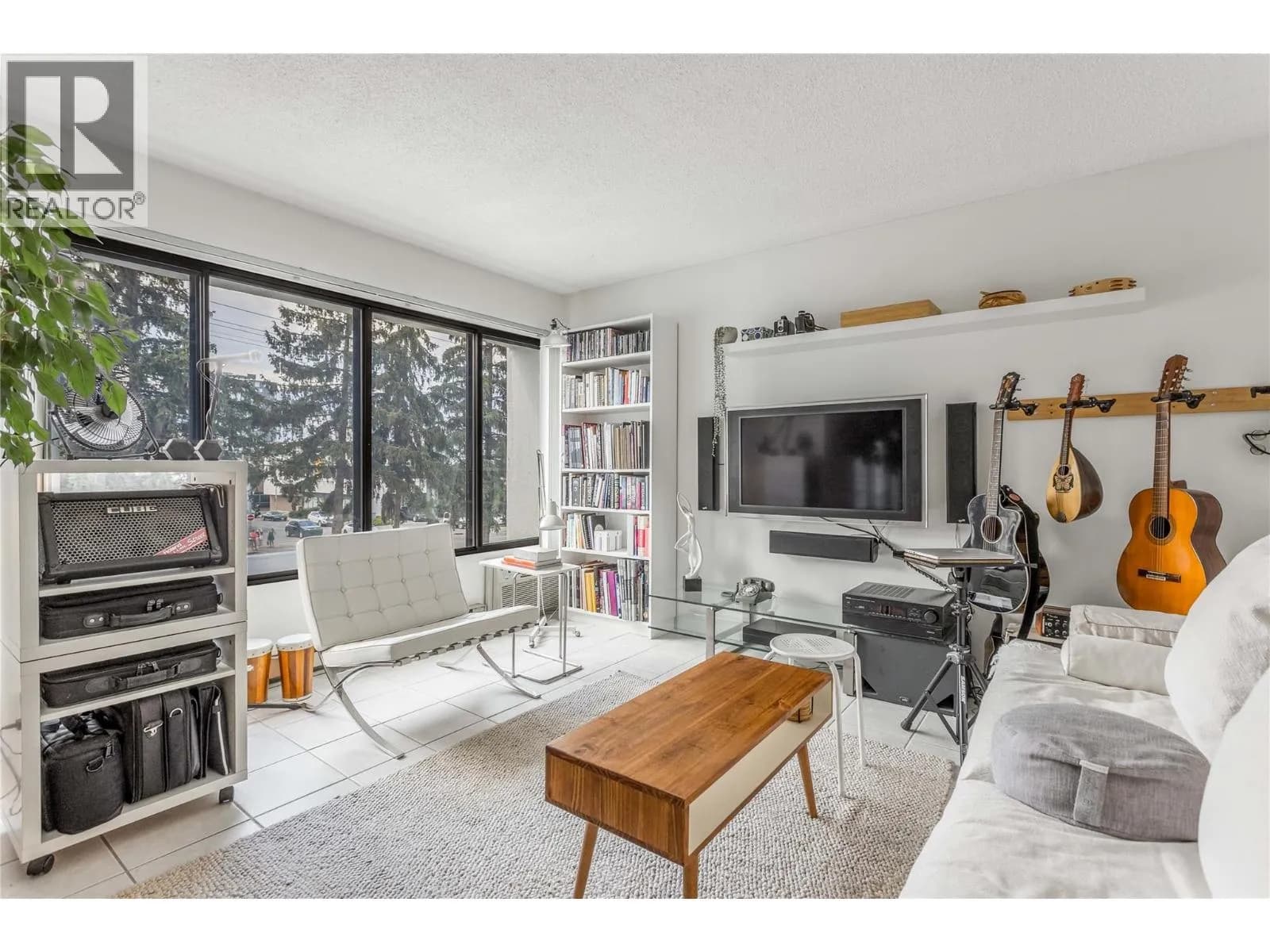 #303 737 Leon Avenue, Kelowna, BC photo 4