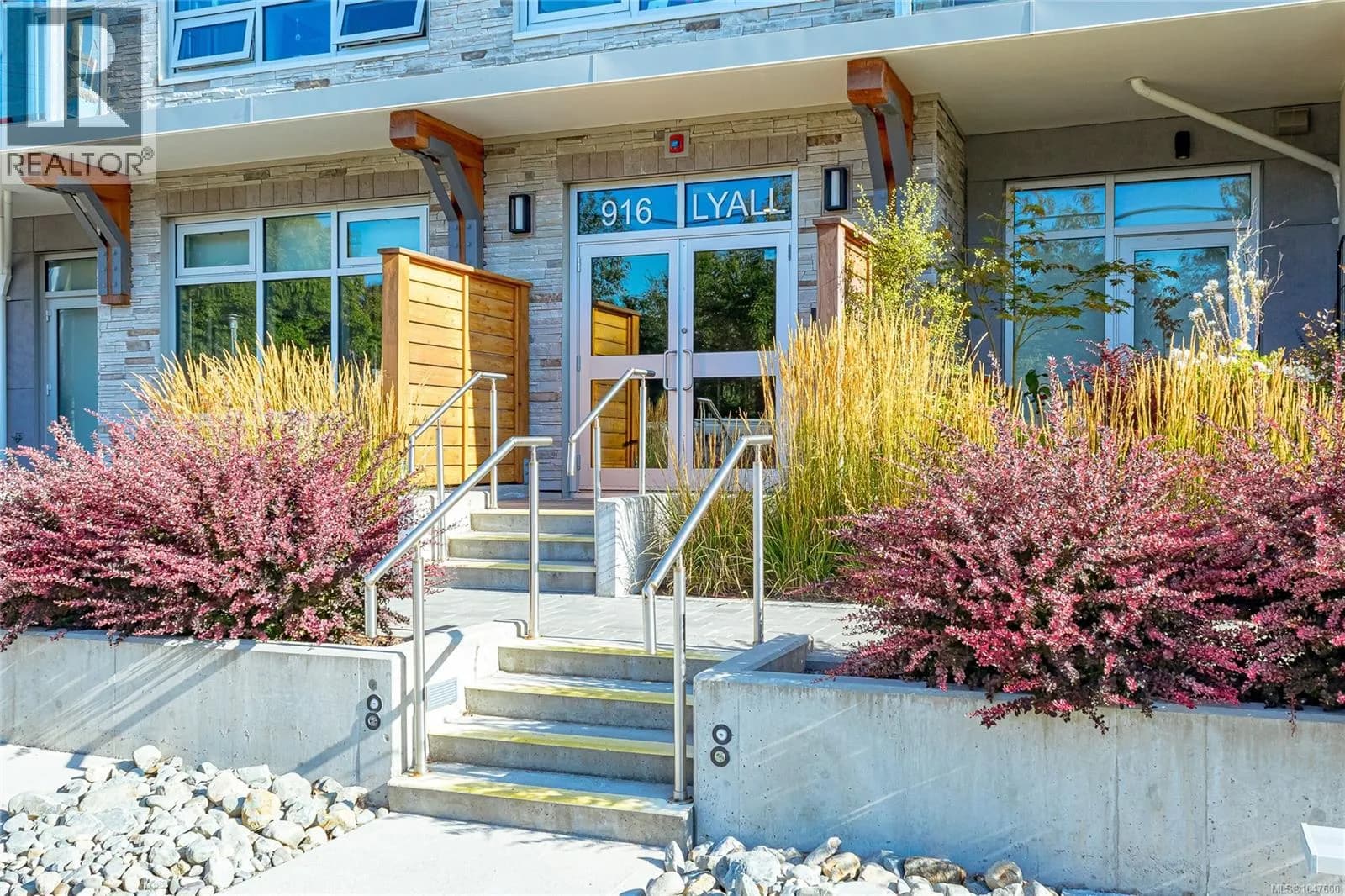 #405 916 Lyall St, Esquimalt, BC photo 2