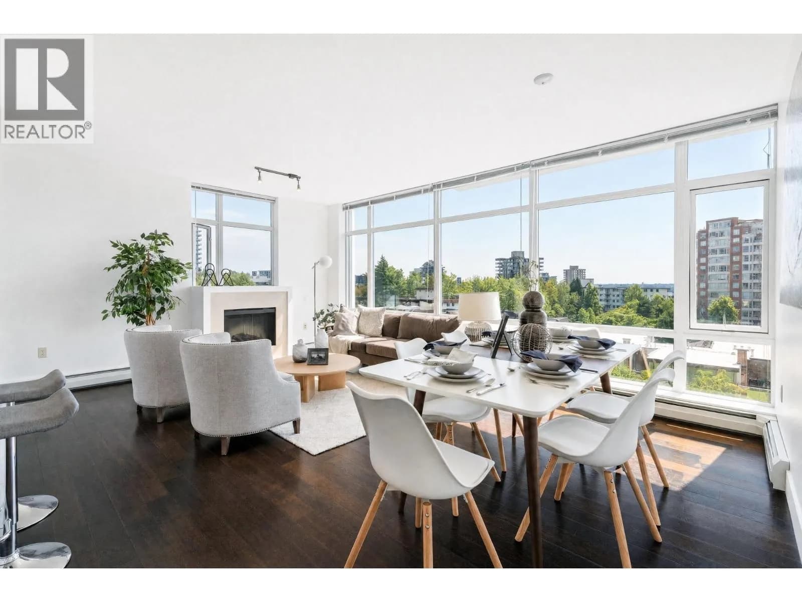 #601 1320 CHESTERFIELD AVENUE, North Vancouver, BC photo 2