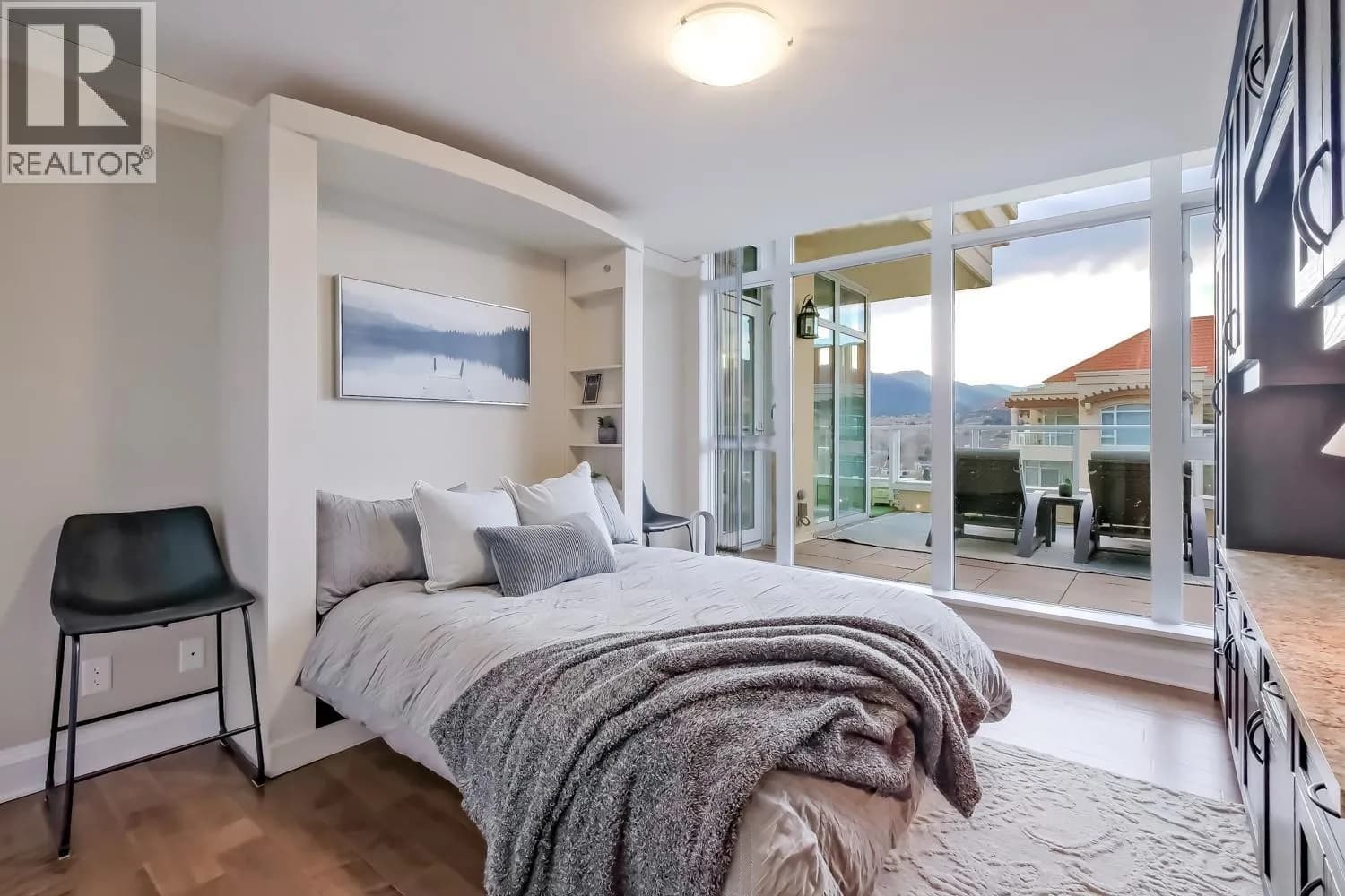 #1501 75 MARTIN Street, Penticton, BC photo 4