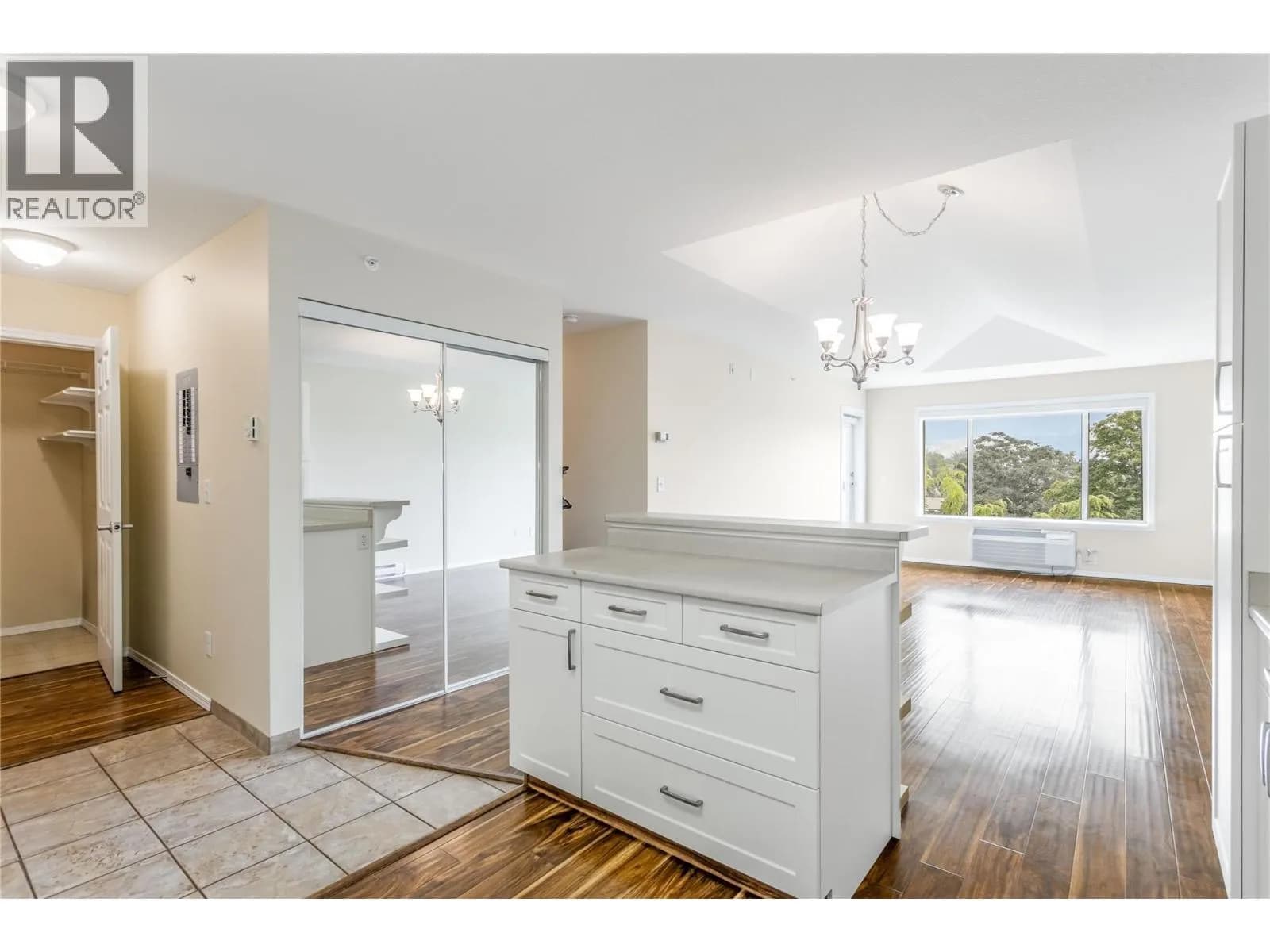 #405 250 Dougall Road N, Kelowna, BC photo 4