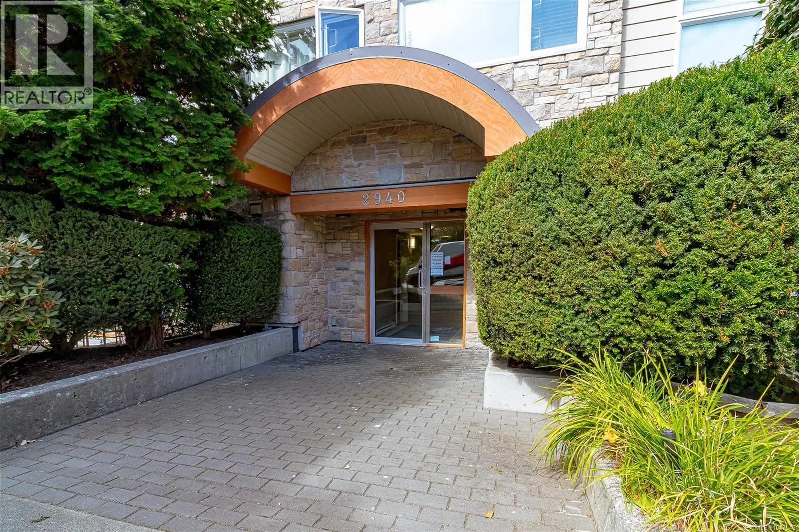 #404 2940 Harriet Rd, Saanich, BC photo 5