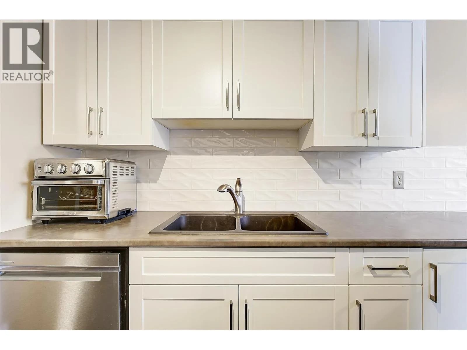 #216 3842 Gordon Drive, Kelowna, BC photo 3