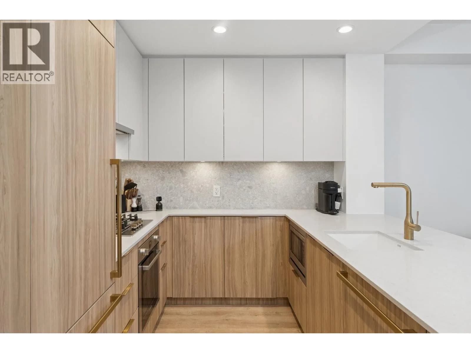 #208 2375 EMERY COURT, North Vancouver, BC photo 2