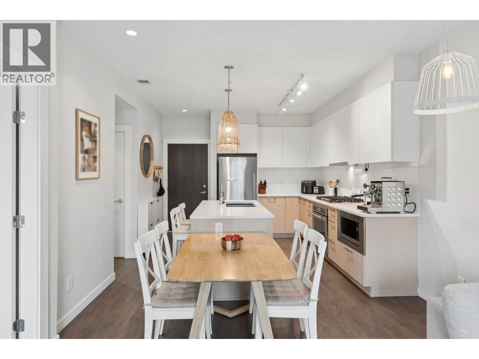 #210 625 E 3RD STREET, North Vancouver, BC photo 4