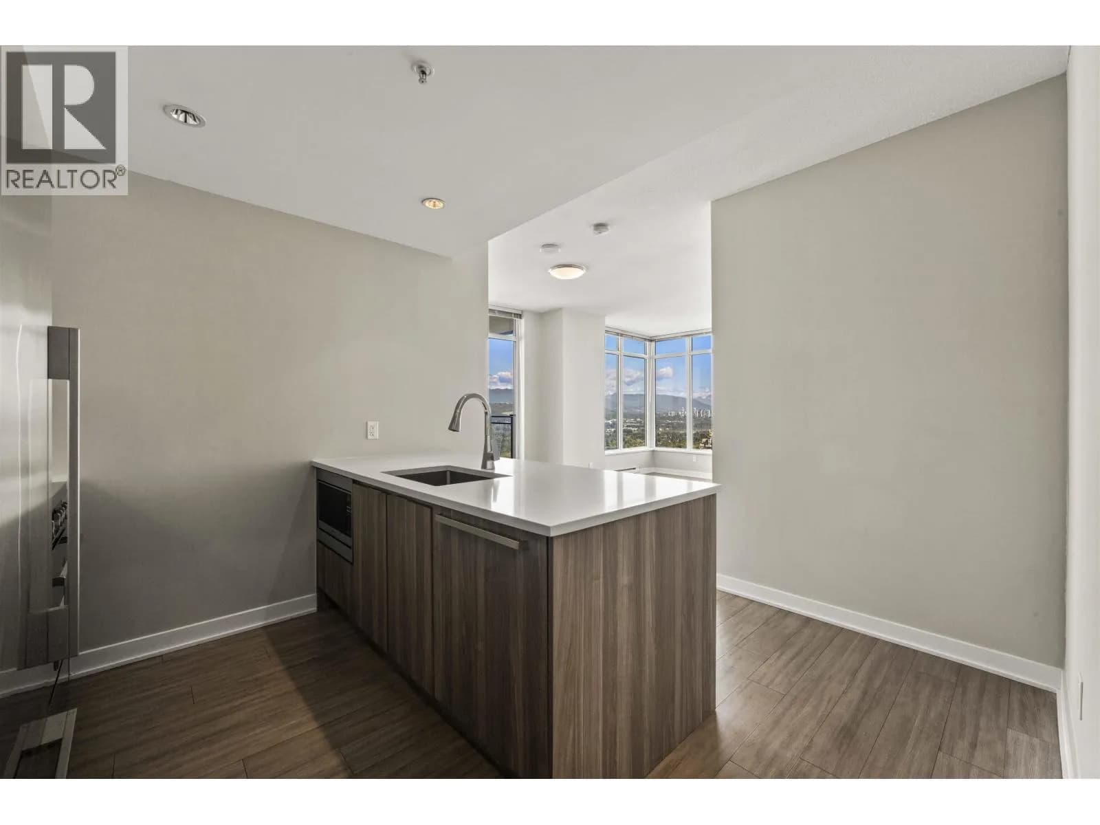 #3705 4900 LENNOX LANE, Burnaby, BC photo 5