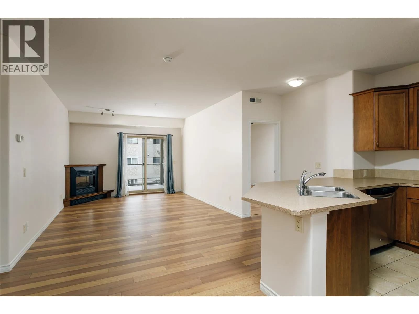 #208 1007 Harvey Avenue, Kelowna, BC photo 5