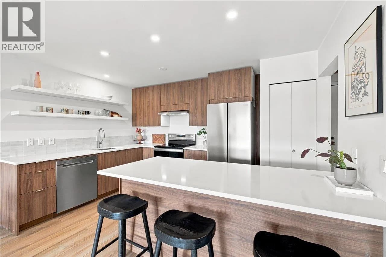 #207 236 W 2ND STREET, North Vancouver, BC photo 3