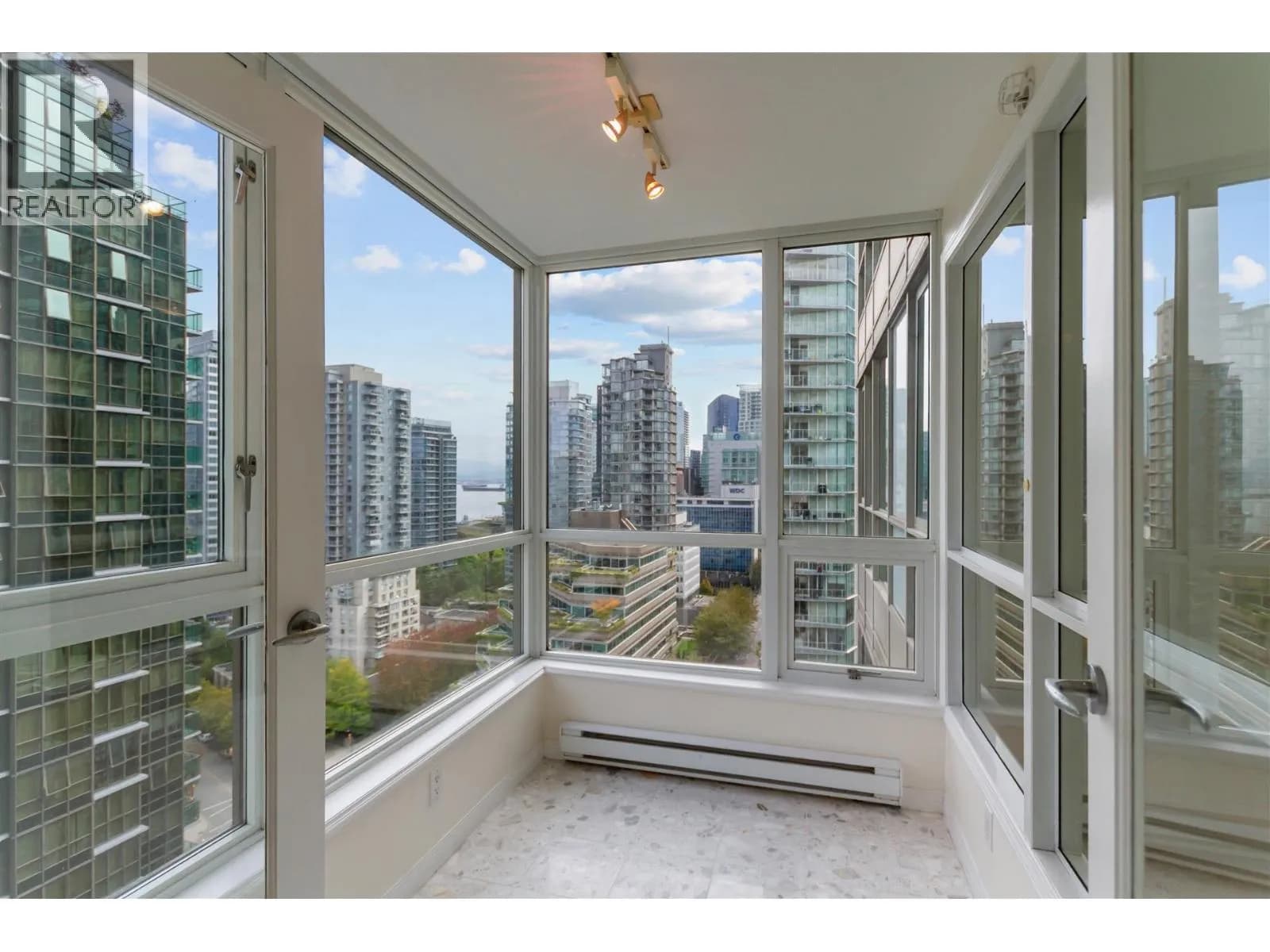 #2206 1328 W PENDER STREET, Vancouver, BC photo 5