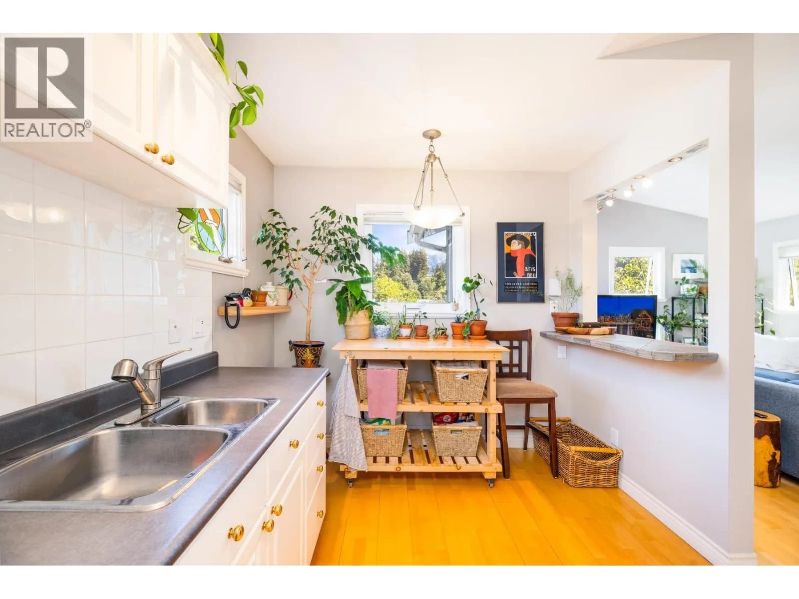 #303 1528 BOWSER AVENUE, North Vancouver, BC photo 5