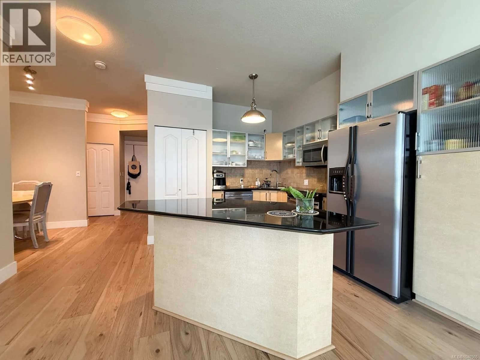 #303 845 Yates St, Victoria, BC photo 5