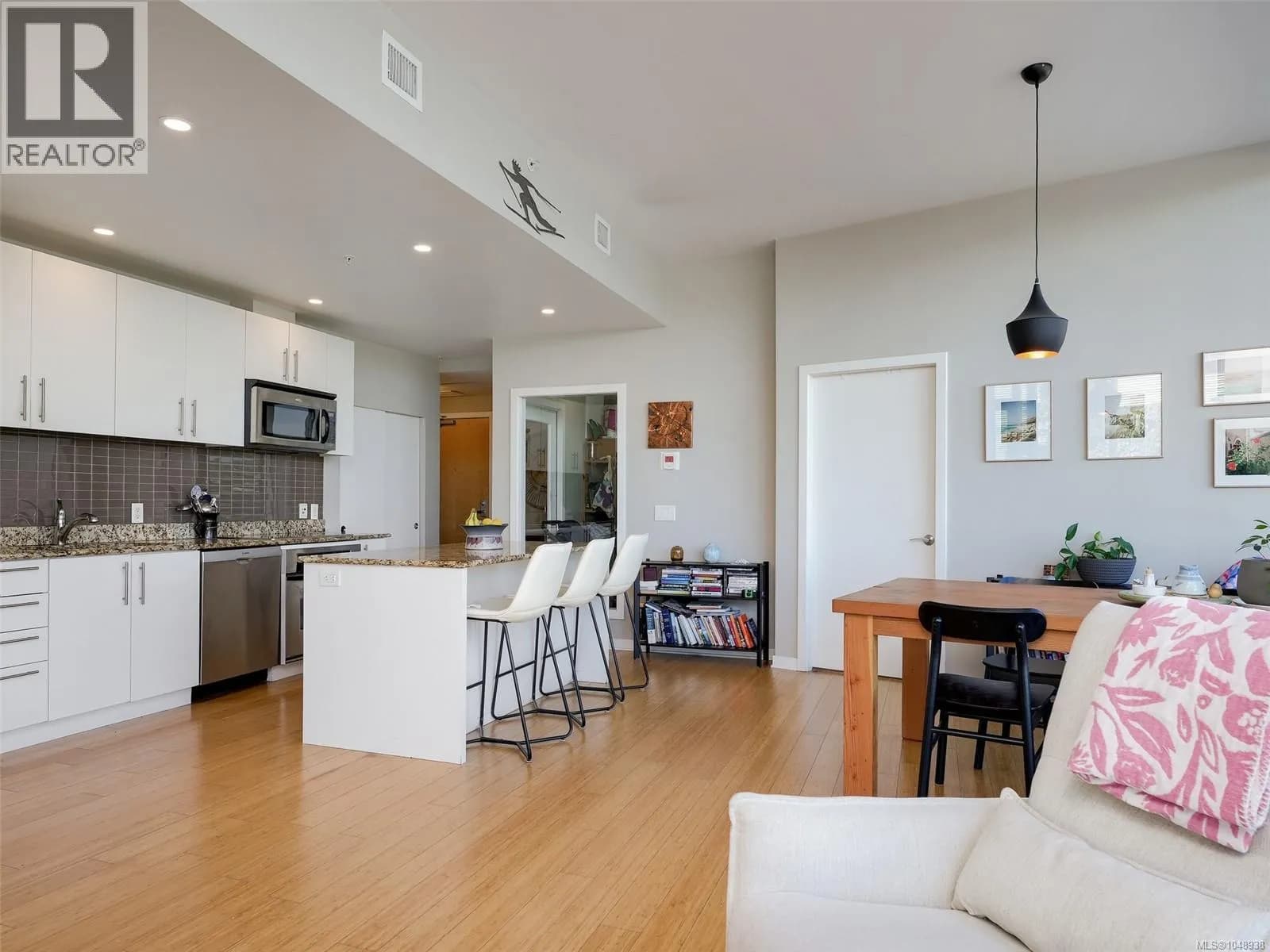 #105 399 Tyee Rd, Victoria, BC photo 4