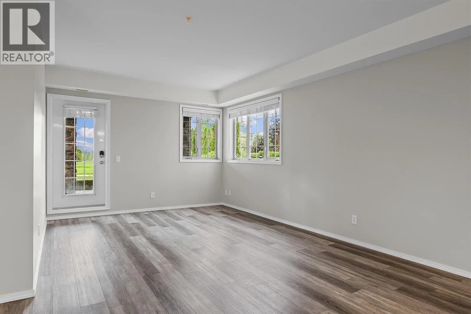 #2221 1873 Country Club Drive, Kelowna, BC photo 4