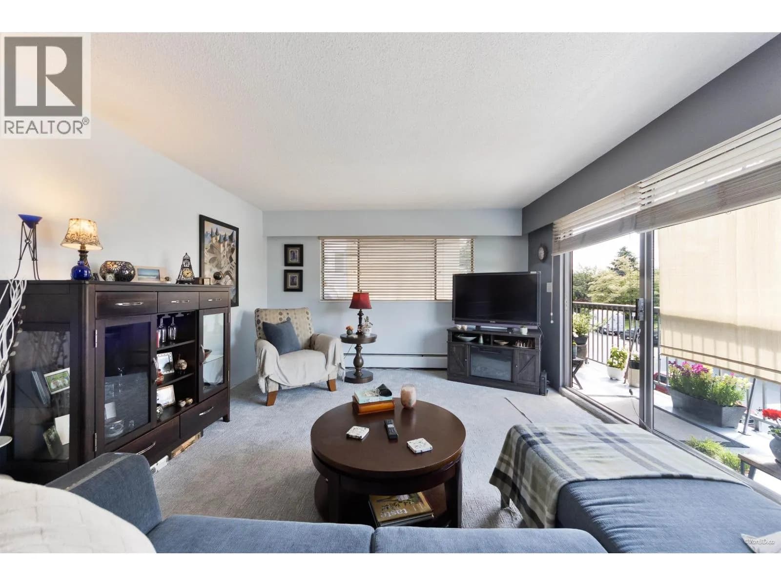 #205 330 W 2ND STREET, North Vancouver, BC photo 2