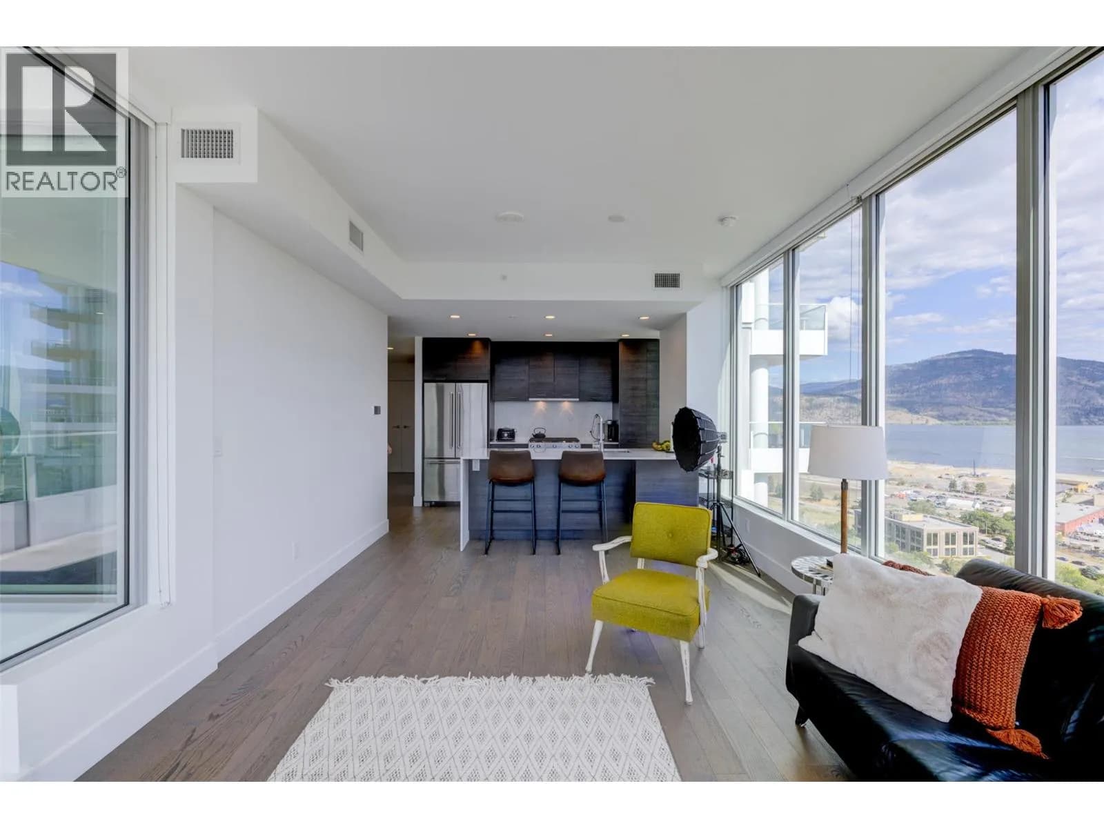#2302 1181 Sunset Drive, Kelowna, BC photo 4