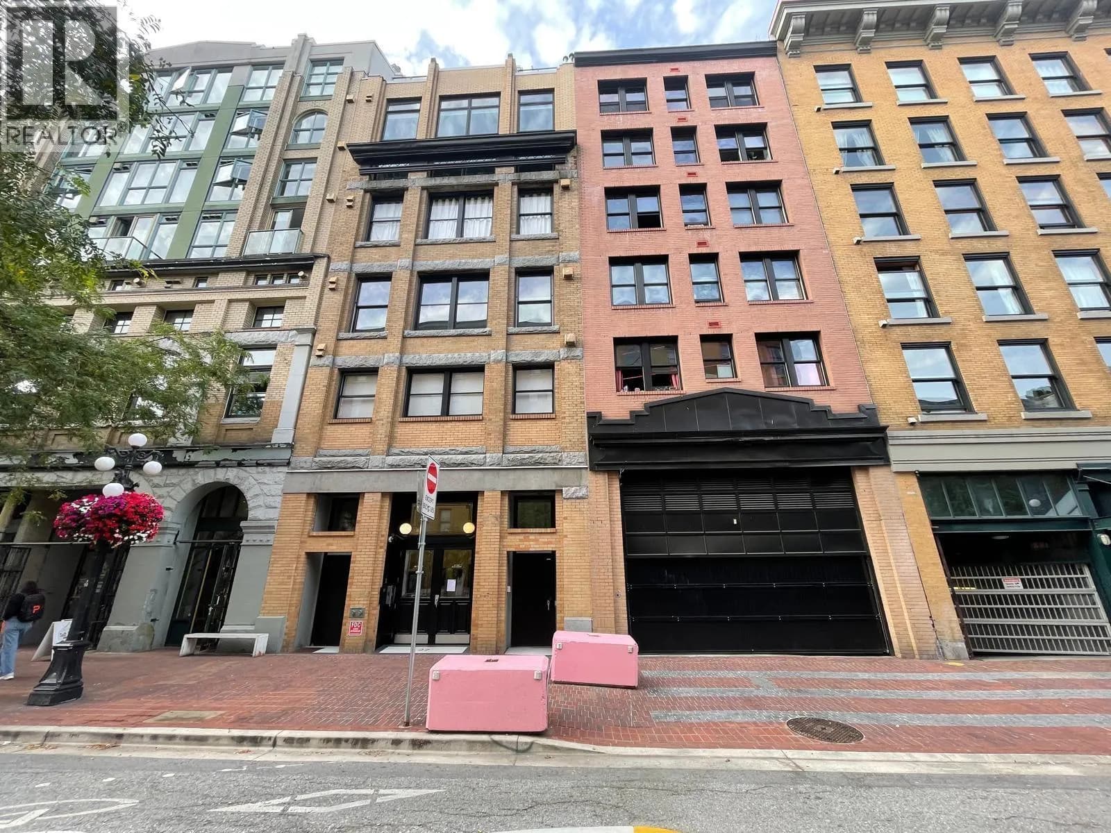 27 ALEXANDER STREET, Vancouver
