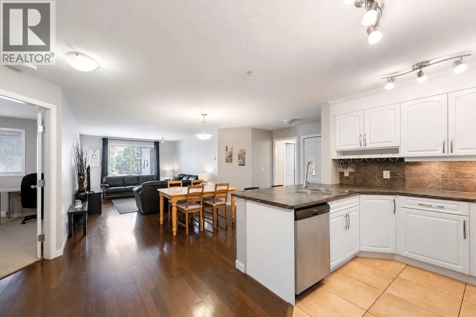 #206 135 Ziprick Road, Kelowna, BC photo 4