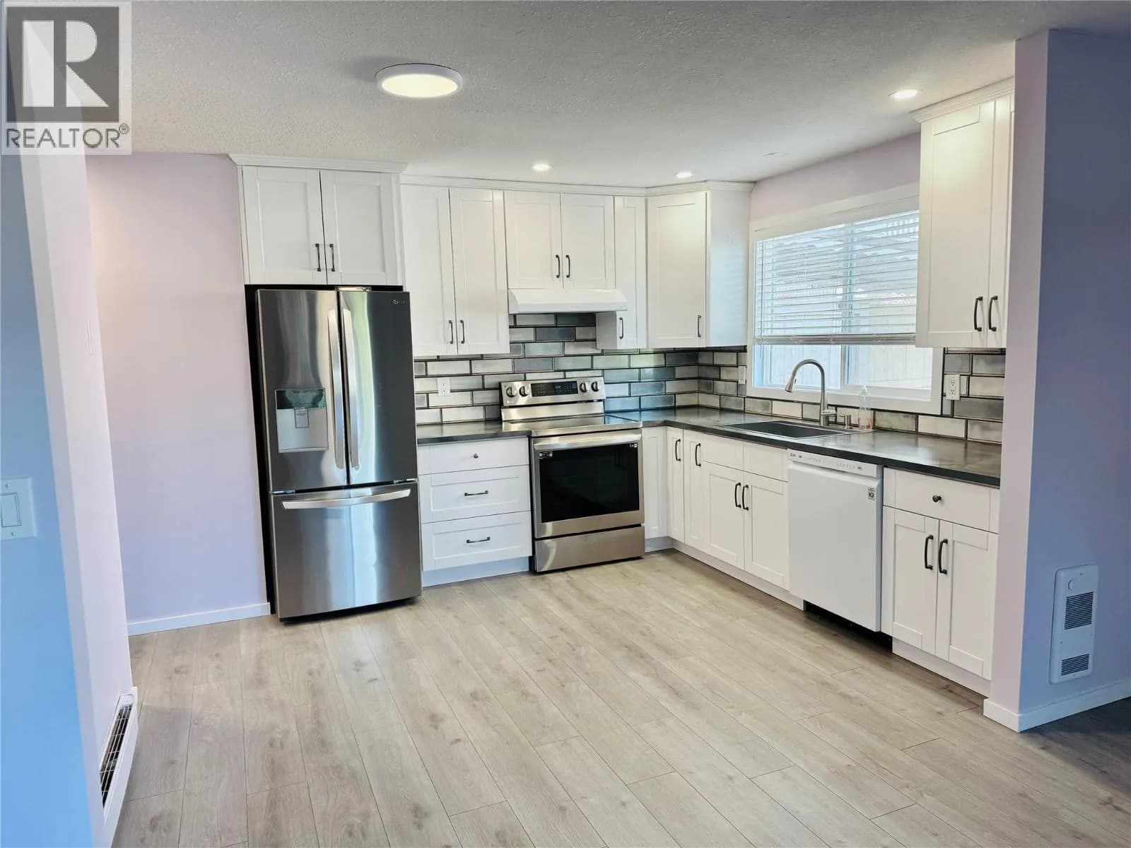 #101 625 Rowcliffe Avenue, Kelowna, BC photo 2