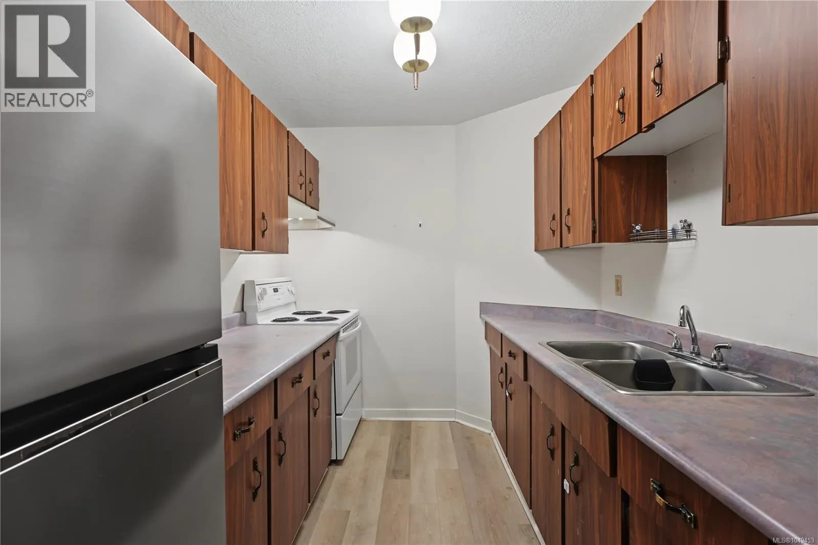 #302 755 Hillside Ave, Victoria, BC photo 4