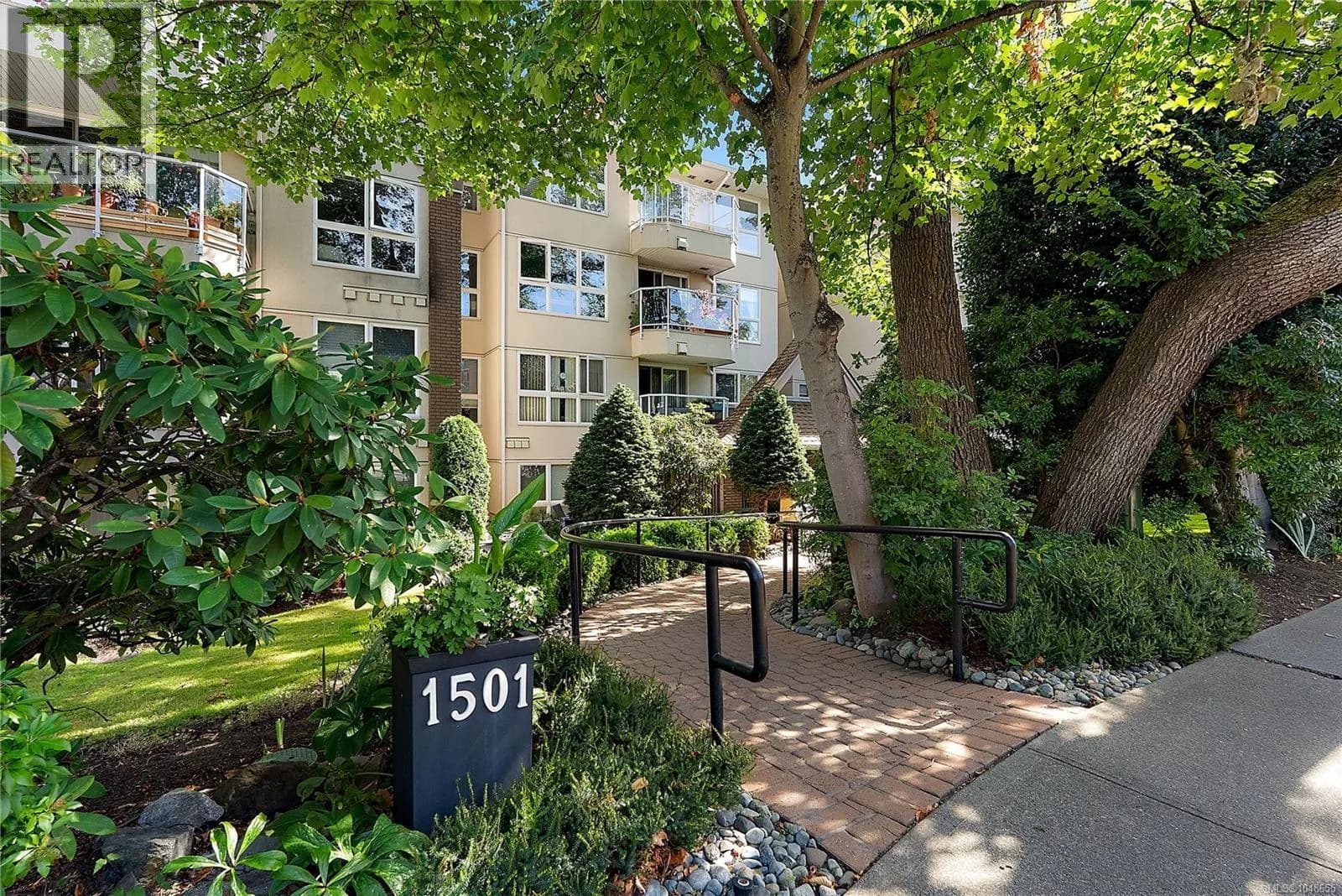 #204 1501 Richmond Ave, Victoria, BC photo 2