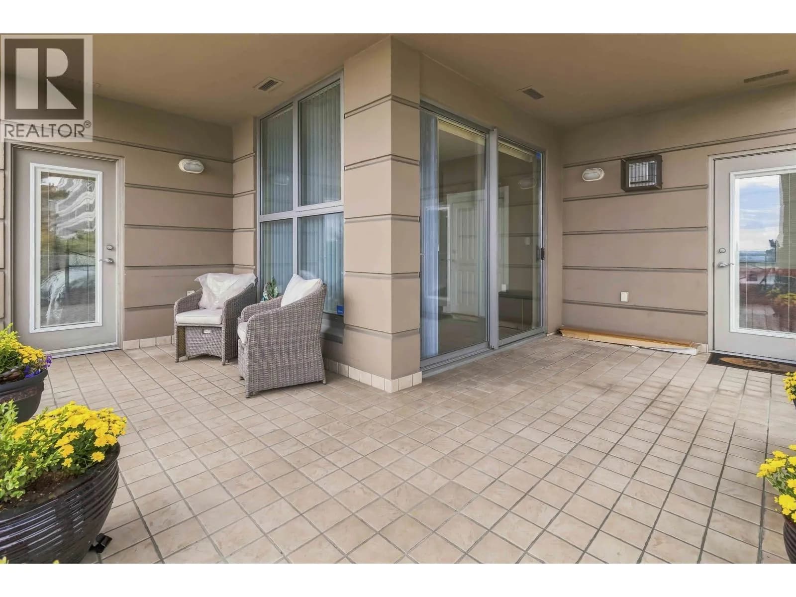 #405 160 E 13TH STREET, North Vancouver, BC photo 2