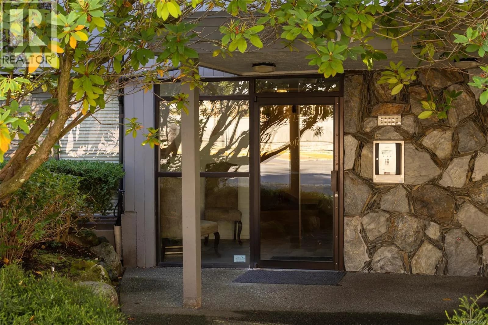 #402 1157 Fairfield Rd, Victoria, BC photo 2