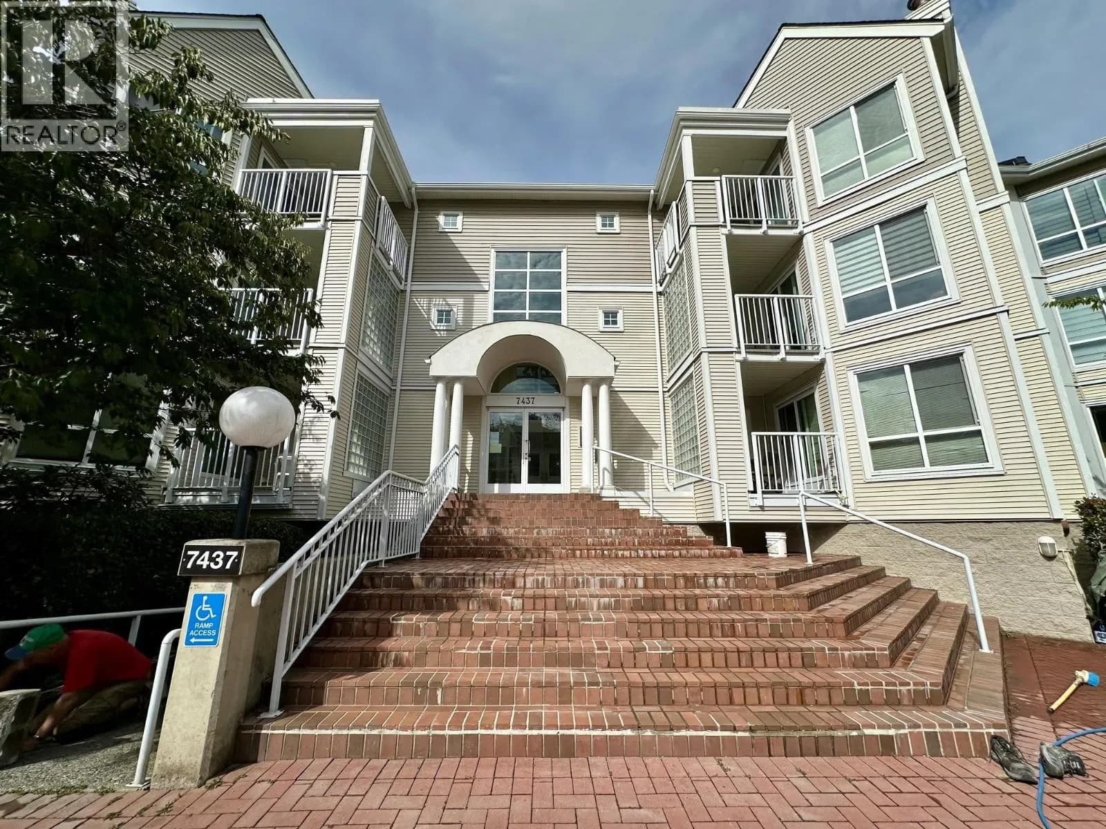 7437 MOFFATT ROAD, Richmond