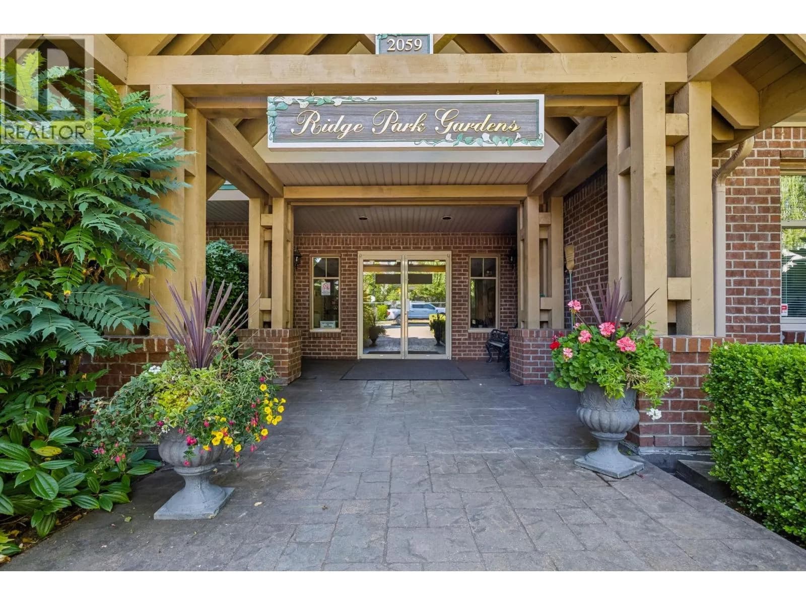 #304 2059 CHESTERFIELD AVENUE, North Vancouver, BC photo 2