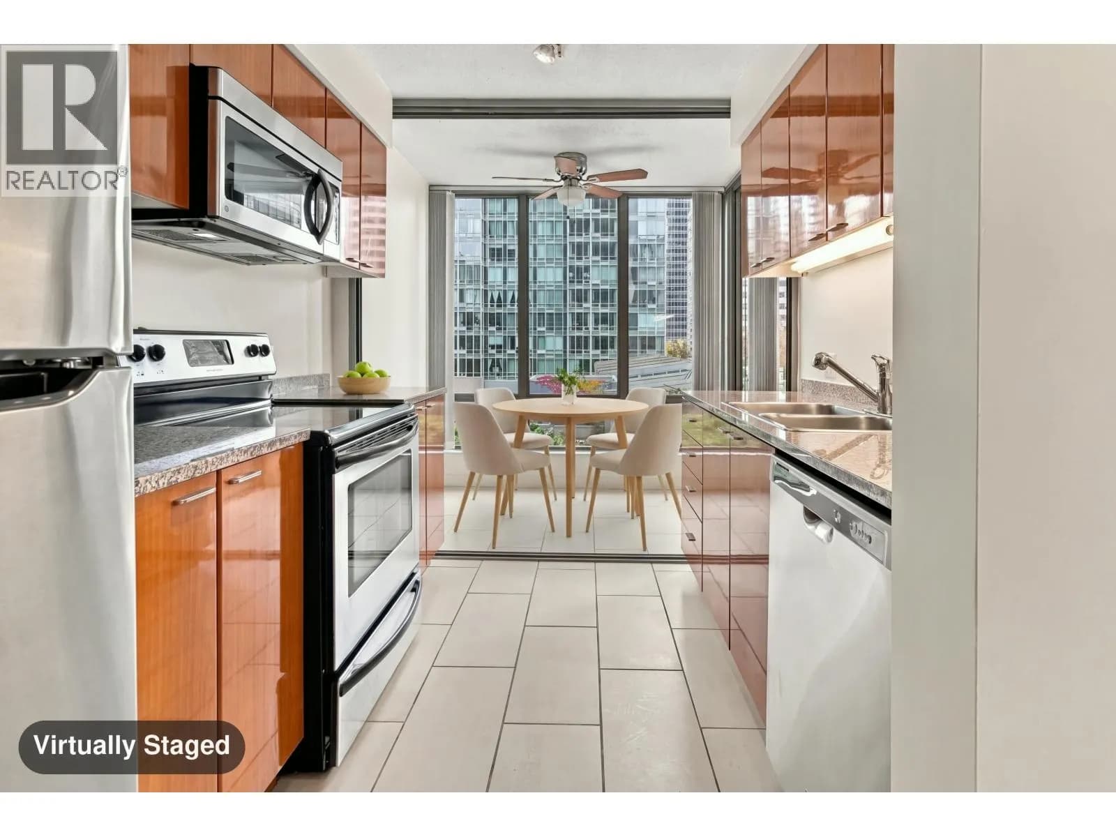 #606 1288 W GEORGIA STREET, Vancouver, BC photo 3