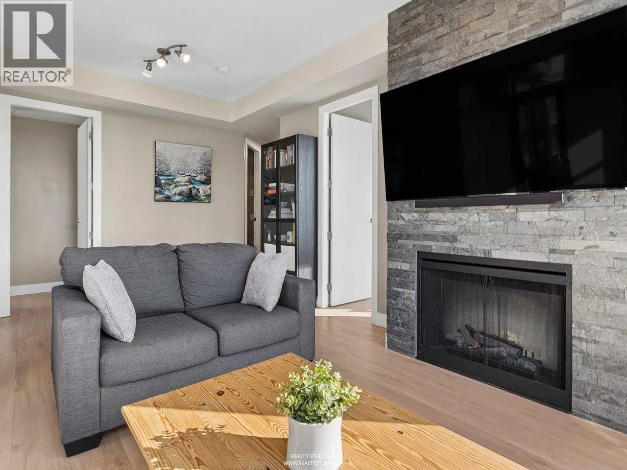 #901 9300 UNIVERSITY CRESCENT, Burnaby, BC photo 4