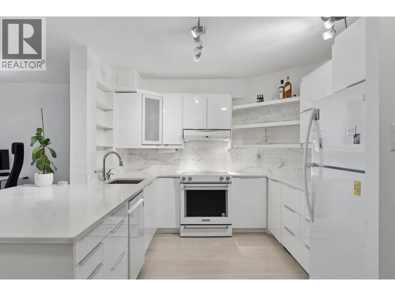#905 2024 FULLERTON AVENUE, North Vancouver, BC photo 5