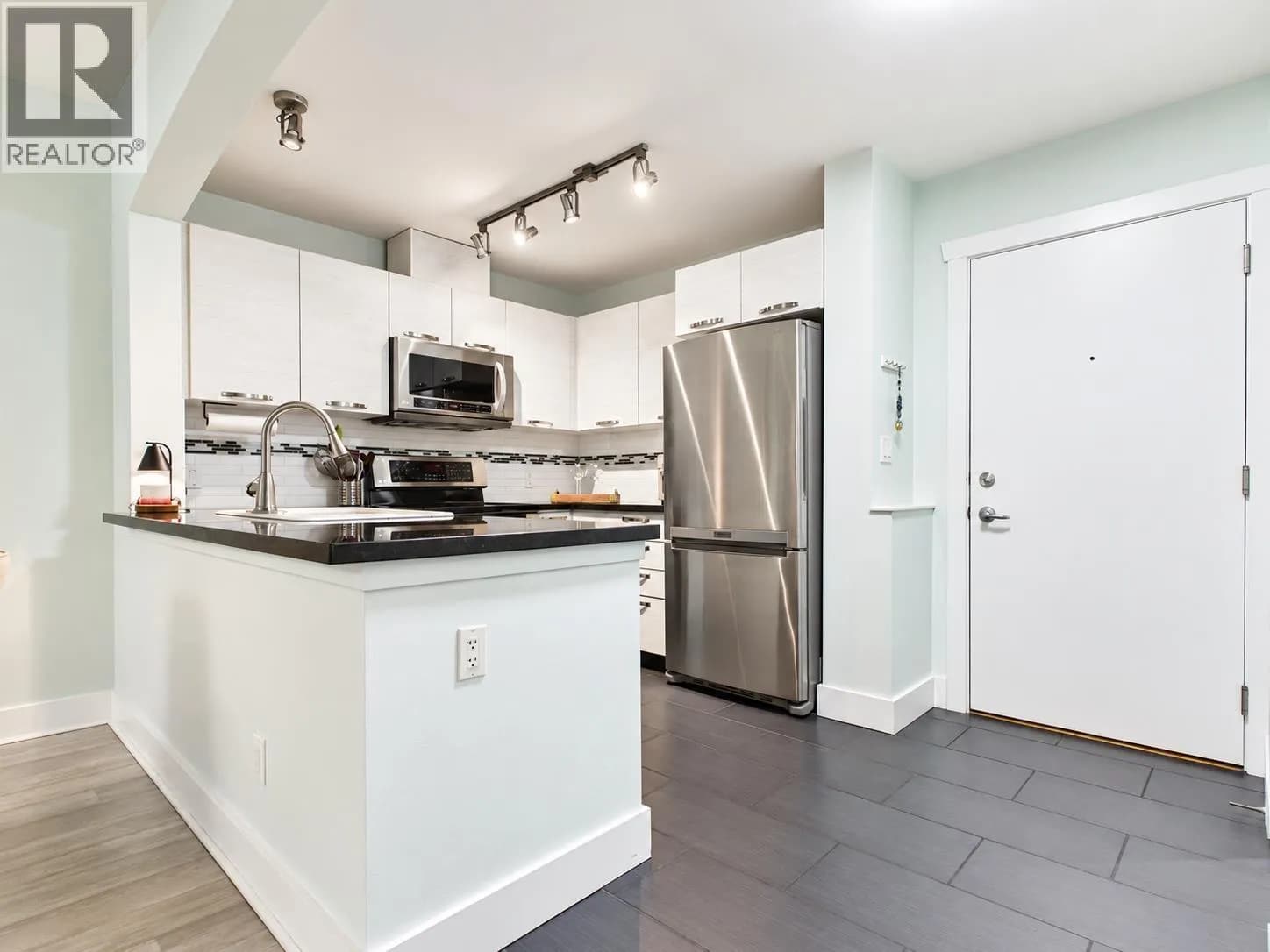 #204 7428 BYRNEPARK, Burnaby, BC photo 5