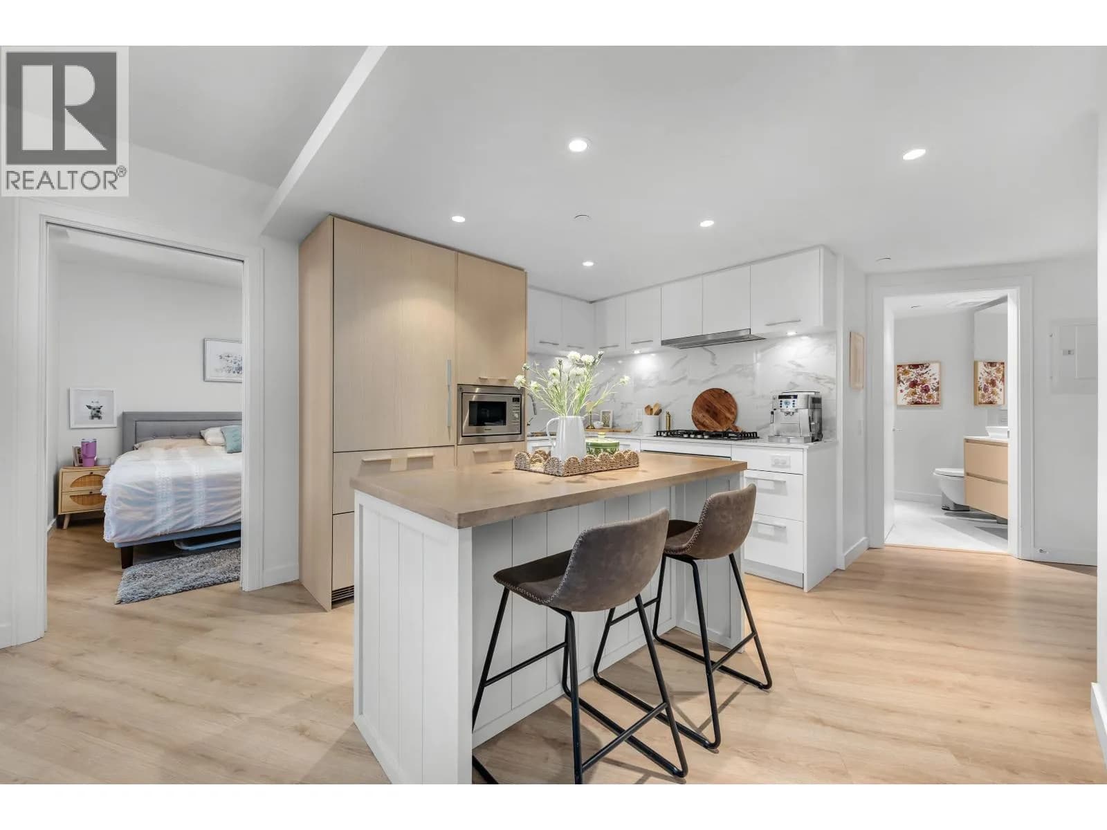 #603 1500 FERN STREET, North Vancouver, BC photo 3