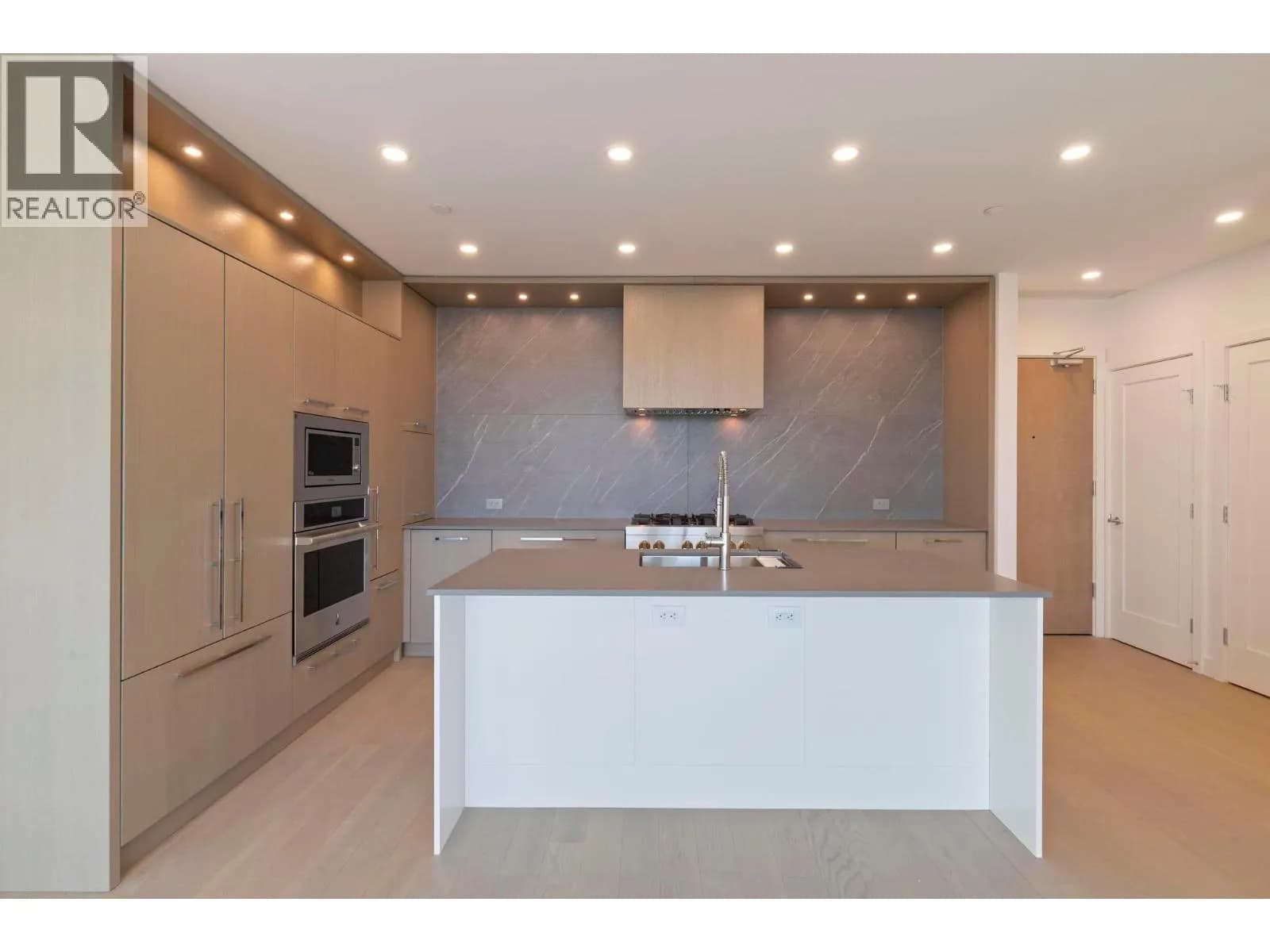 #303 3409 Lakeshore Road, Kelowna, BC photo 5