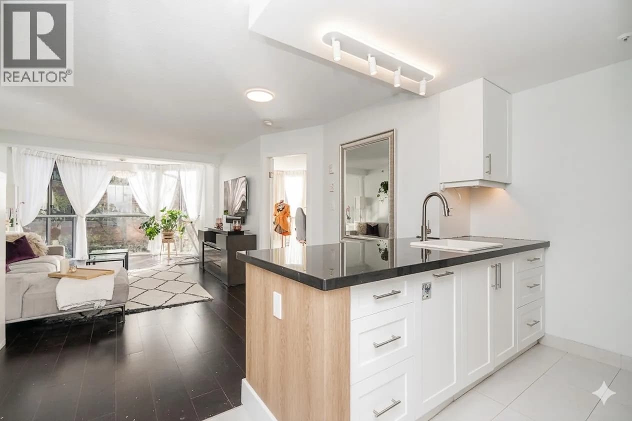 #403 811 HELMCKEN STREET, Vancouver, BC photo 3
