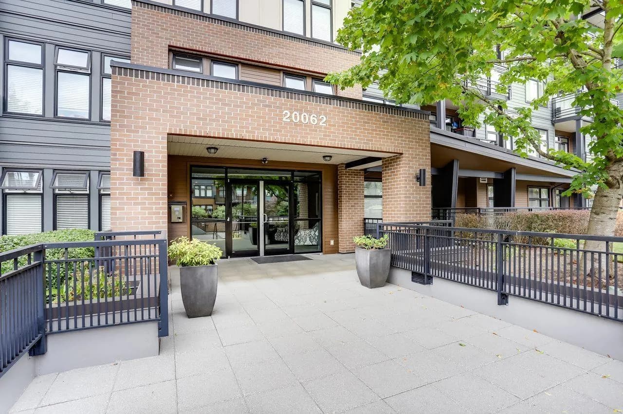 20062 FRASER HIGHWAY, Langley