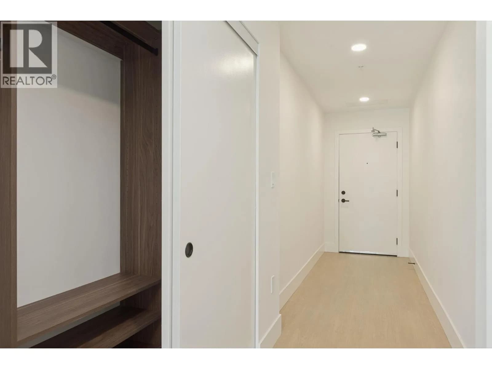 #303 333 ST. DAVIDS AVENUE, North Vancouver, BC photo 2