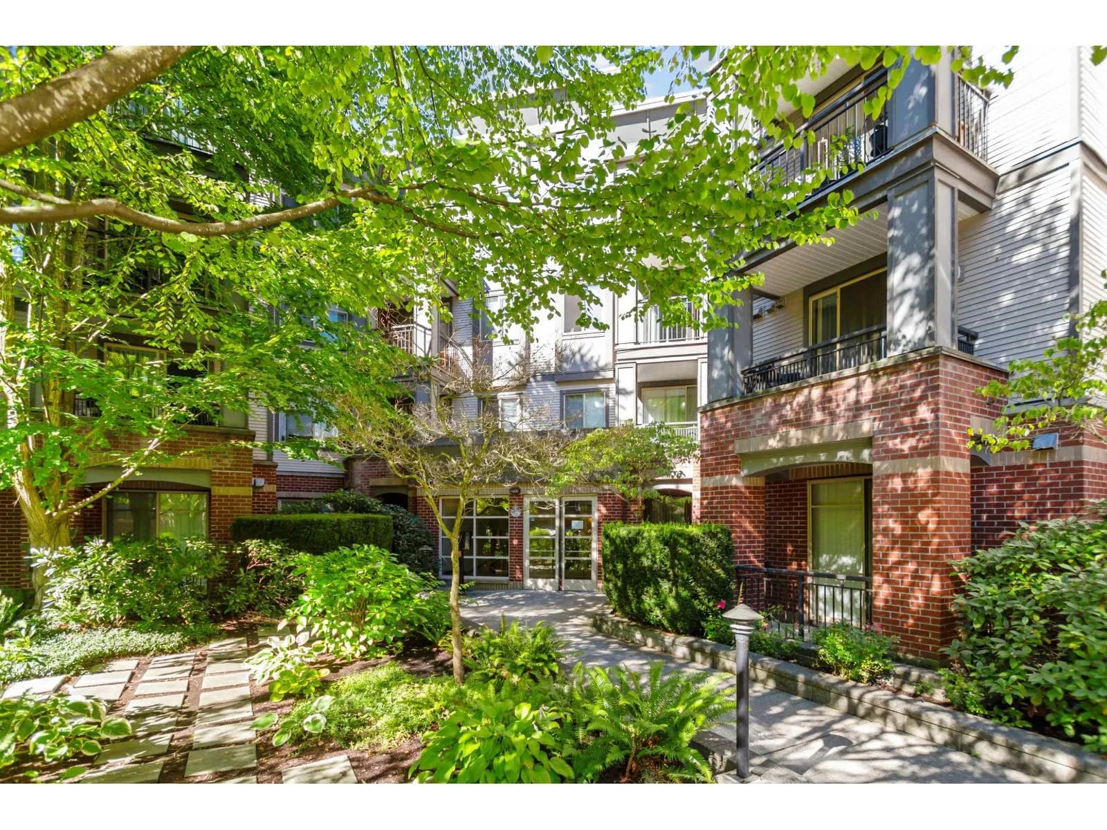 #301 10499 UNIVERSITY DRIVE, Surrey, BC photo 2