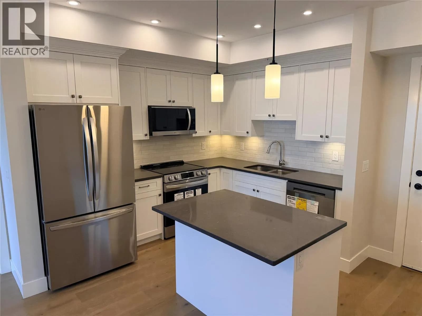 #302 2171 Van Horne Drive, Kamloops, BC photo 2
