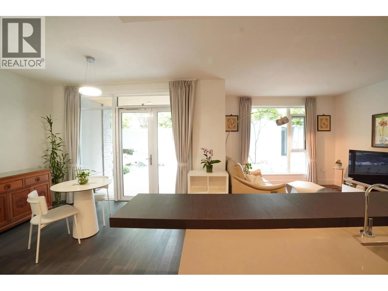#102 375 W 59TH AVENUE, Vancouver, BC photo 2