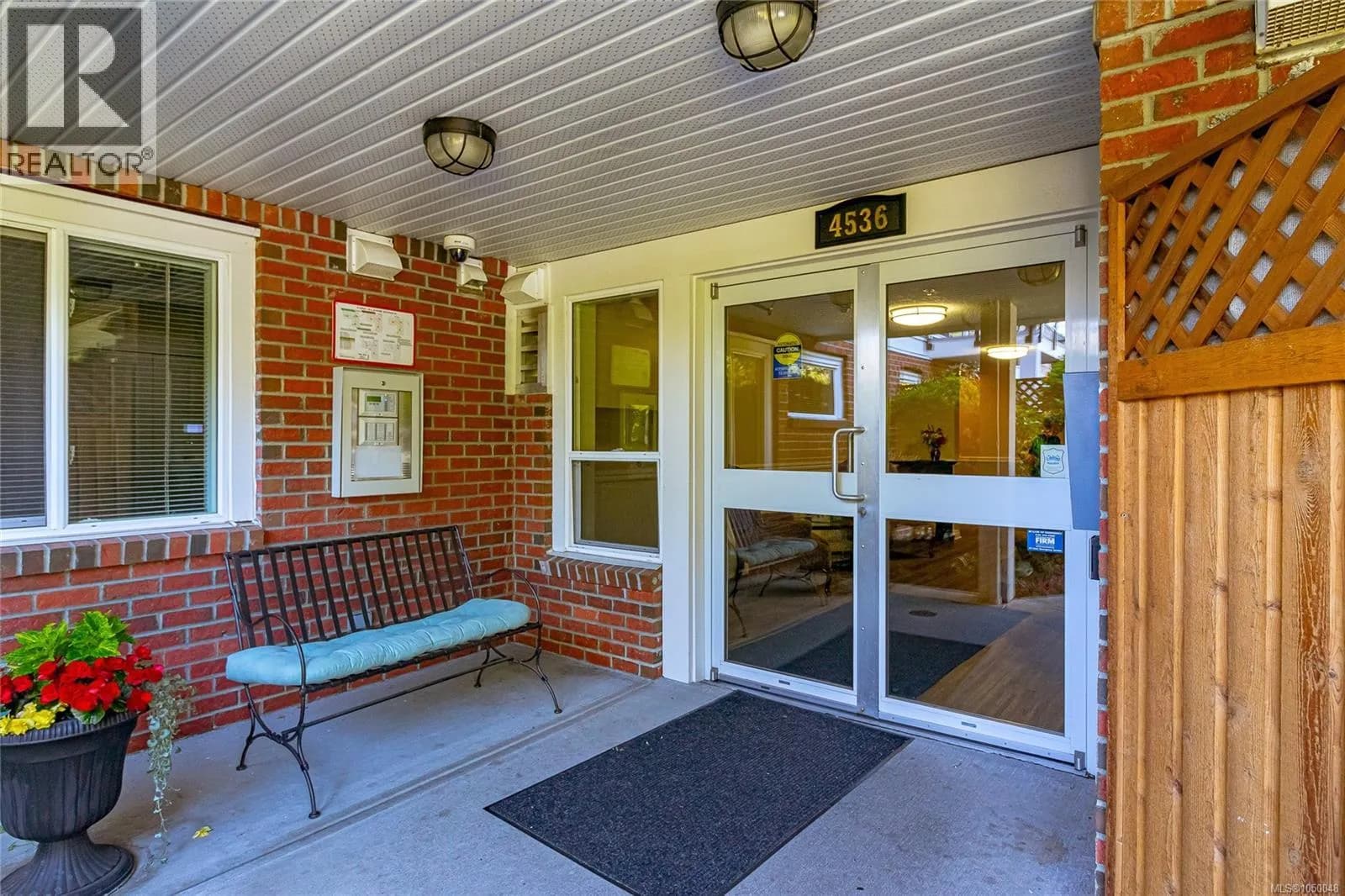 #304 4536 Viewmont Ave, Saanich, BC photo 2