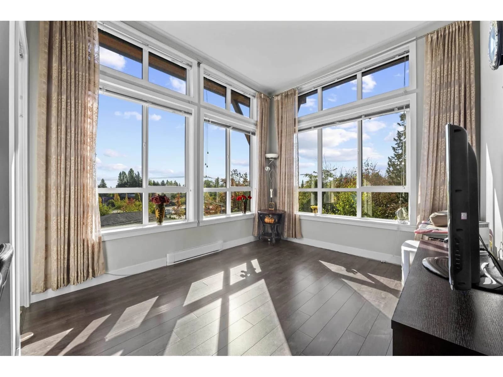 #401 10455 154 STREET, Surrey, BC photo 2