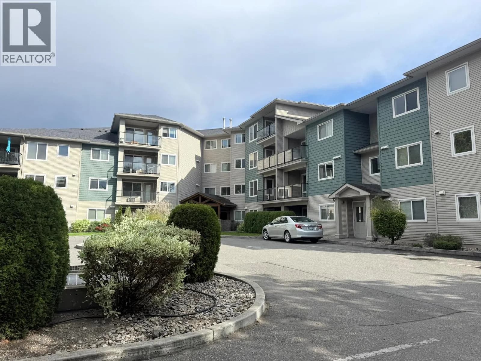 #406 135 Ziprick Road, Kelowna, BC photo 3