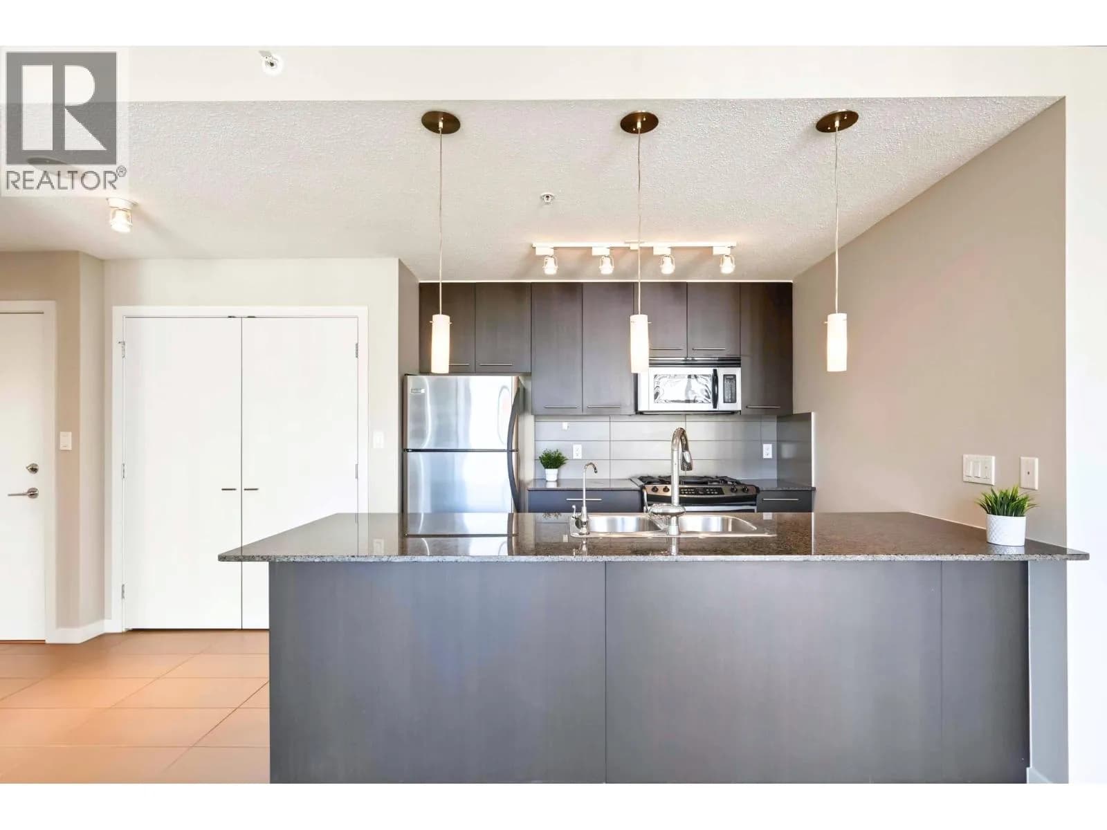 #1401 2979 GLEN DRIVE, Coquitlam, BC photo 5
