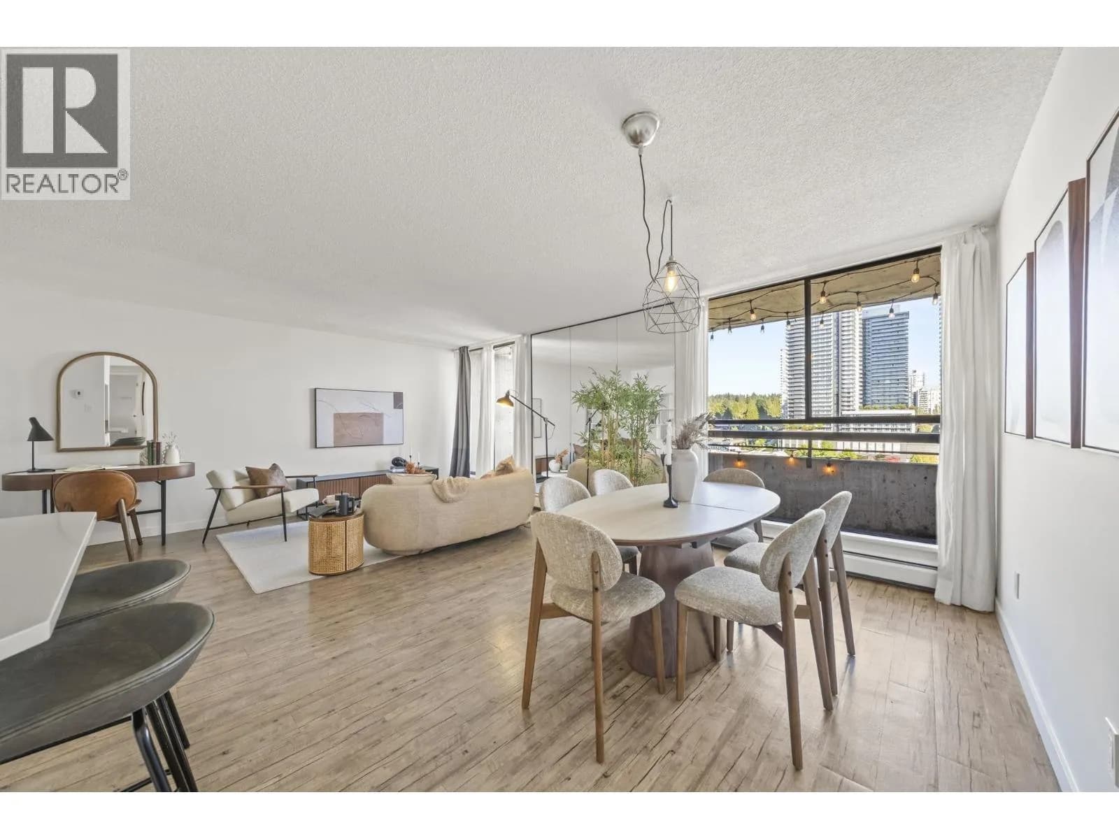 #1504 3771 BARTLETT COURT, Burnaby, BC photo 3