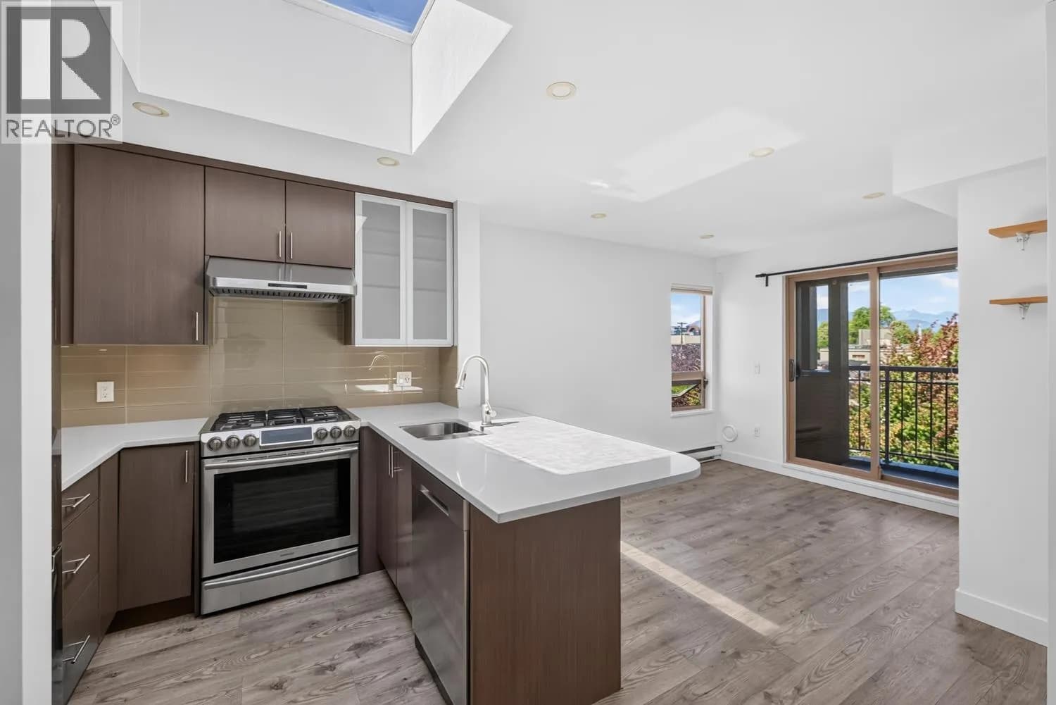 #401 688 E 16TH AVENUE, Vancouver, BC photo 2