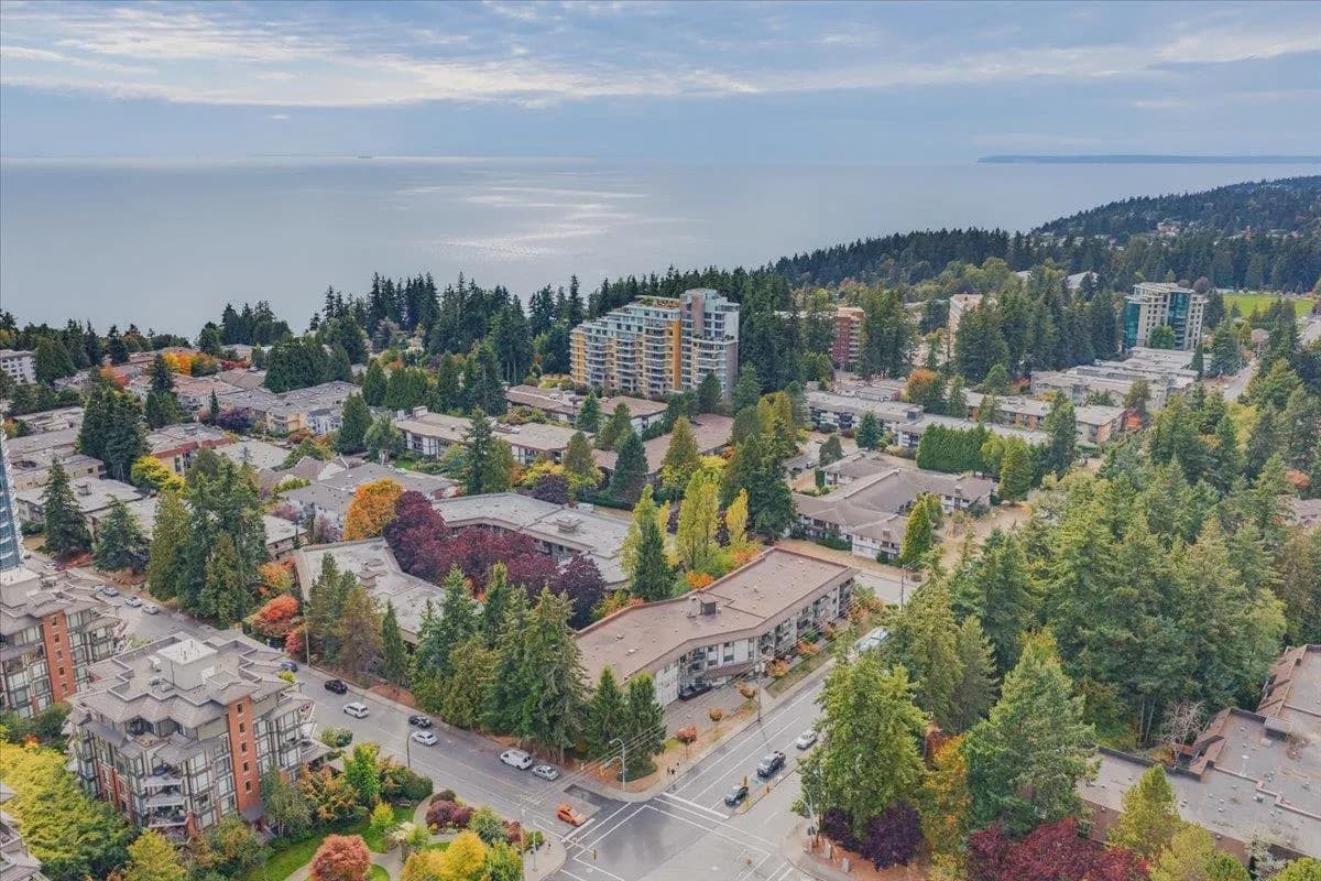 15020 NORTH BLUFF ROAD, White Rock